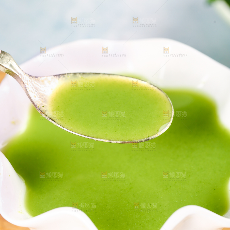 勺子上舀着西兰花泥