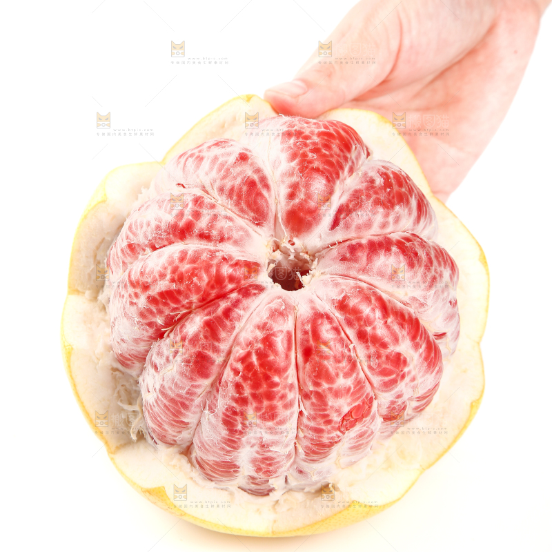 手里拿着蜜柚
