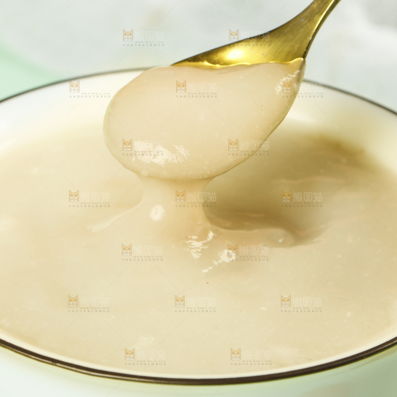 勺子上舀着香蕉米糊