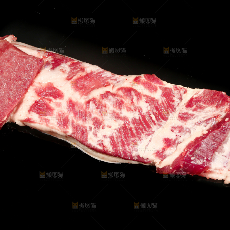 黑底上摆放着五花肉