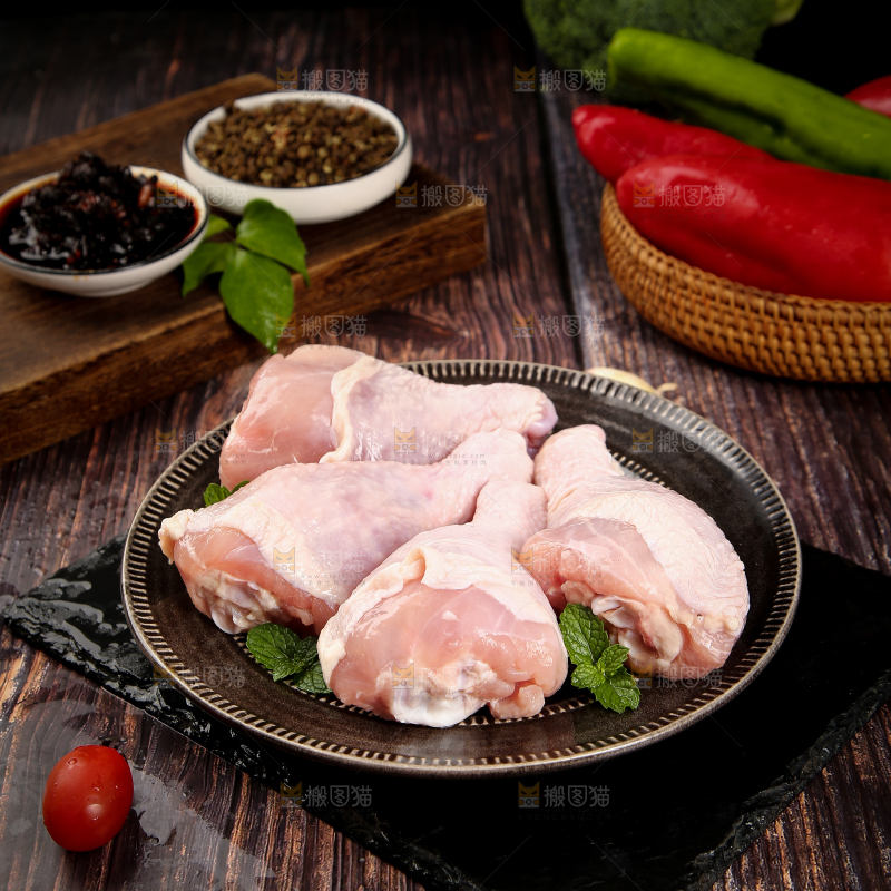 黑石板上一盘新鲜鸡腿