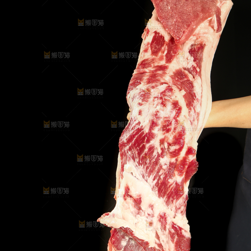 手里拿着新鲜猪肉