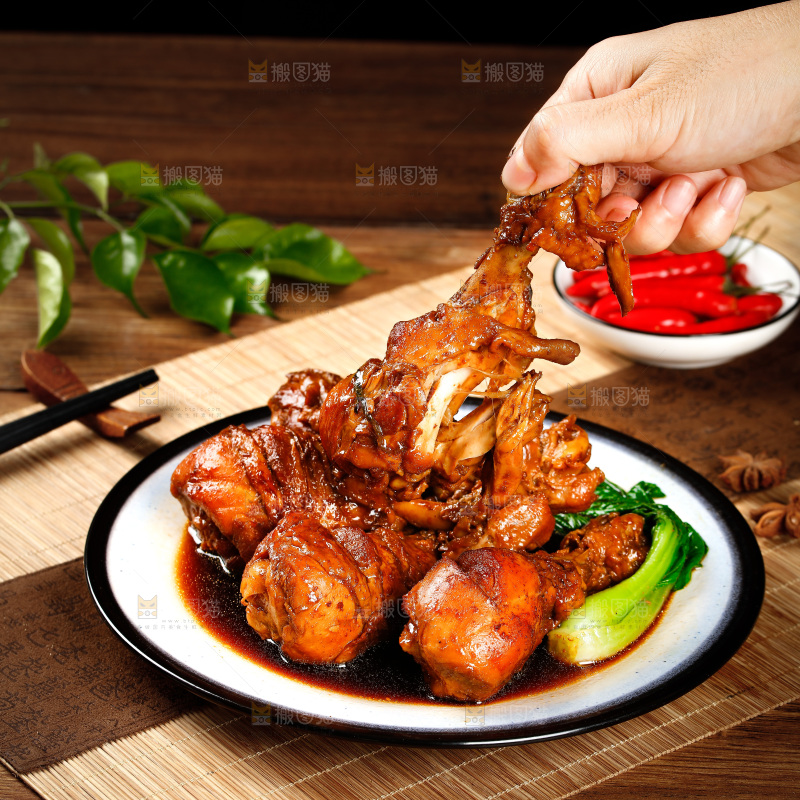 手里拿着鸡腿