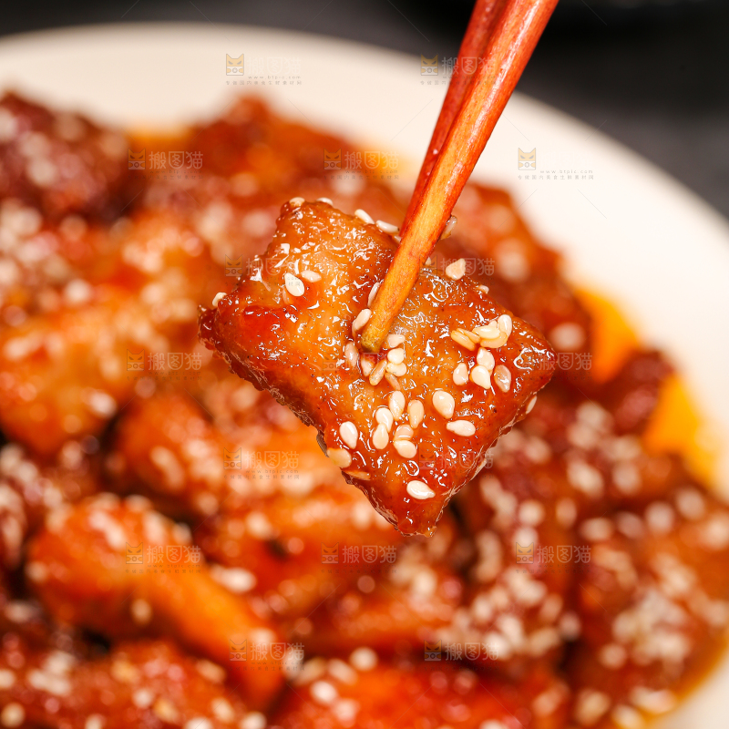 筷子上夹着里脊肉