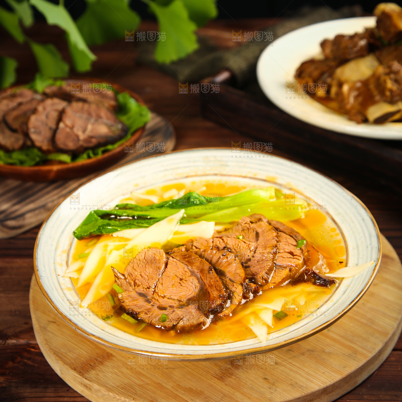 木板上摆放着一碗酱牛肉面