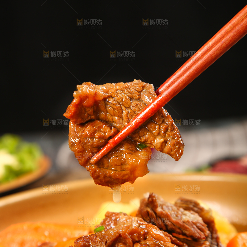 筷子上夹着牛肉