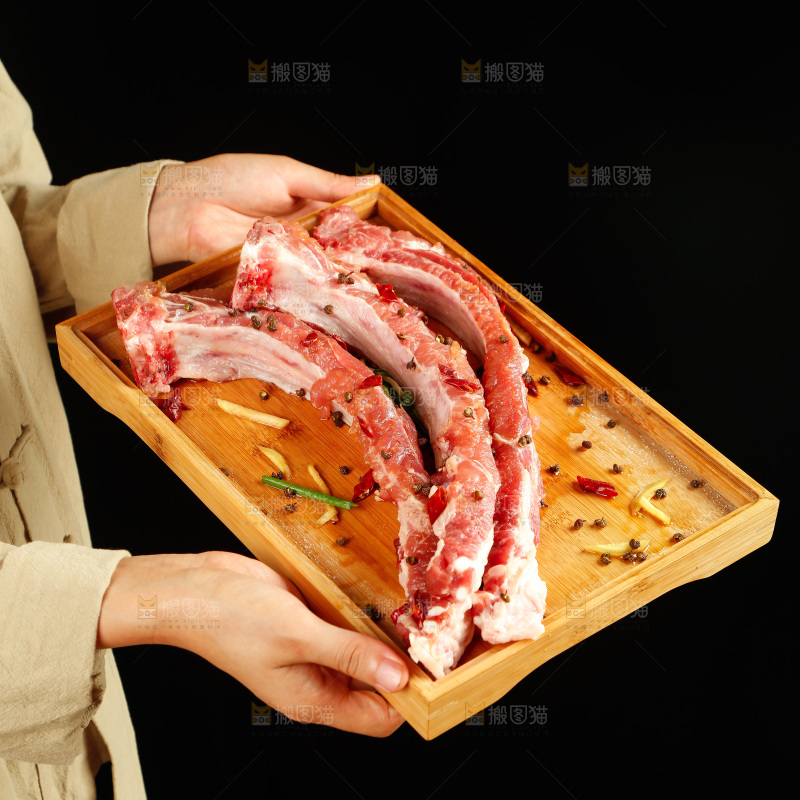 木板上放着腌制过的排骨