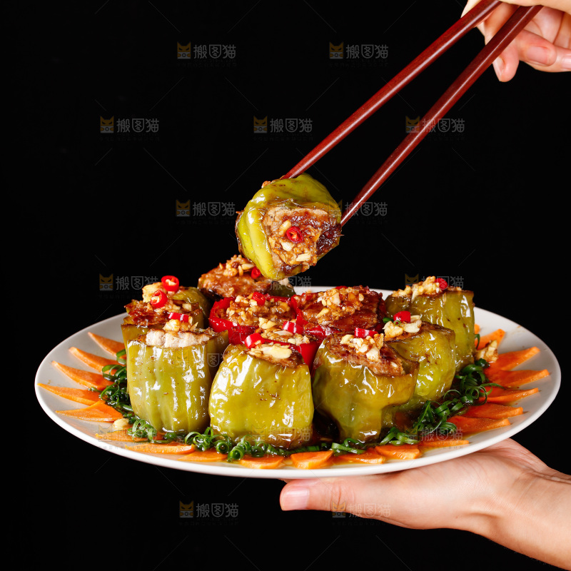 筷子上夹着青椒酿肉