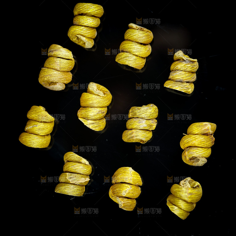 黑底上放着铁皮石斛