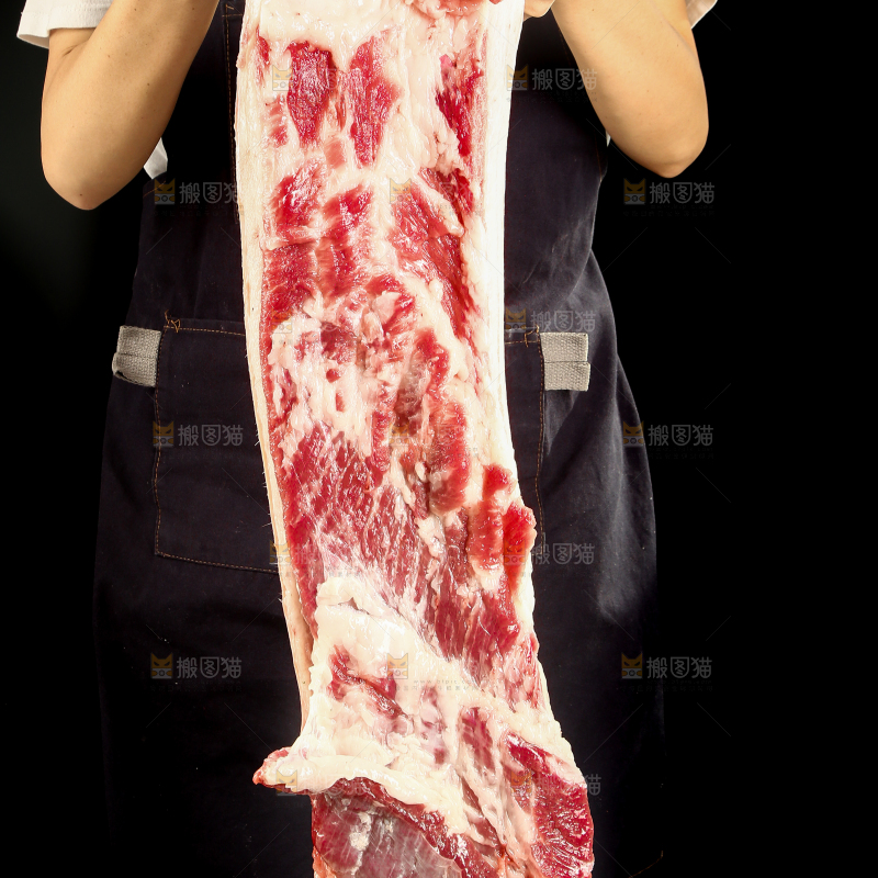 手里拿着新鲜猪肉