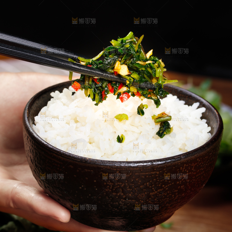 筷上夹着凉拌白花菜