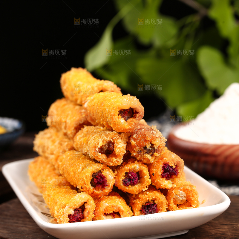 木底上放着一盘香酥紫薯条