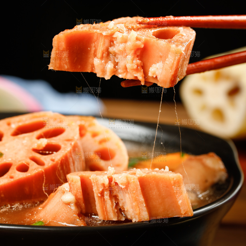 筷子上夹着粉藕