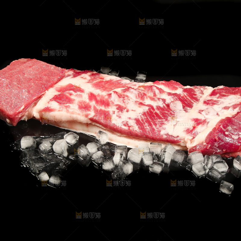 黑底上的冷冻猪肉