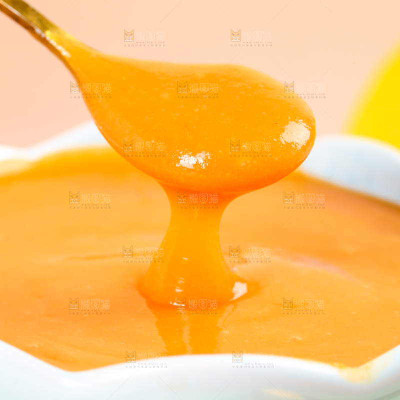 勺子上舀着宝宝辅食胡萝卜泥