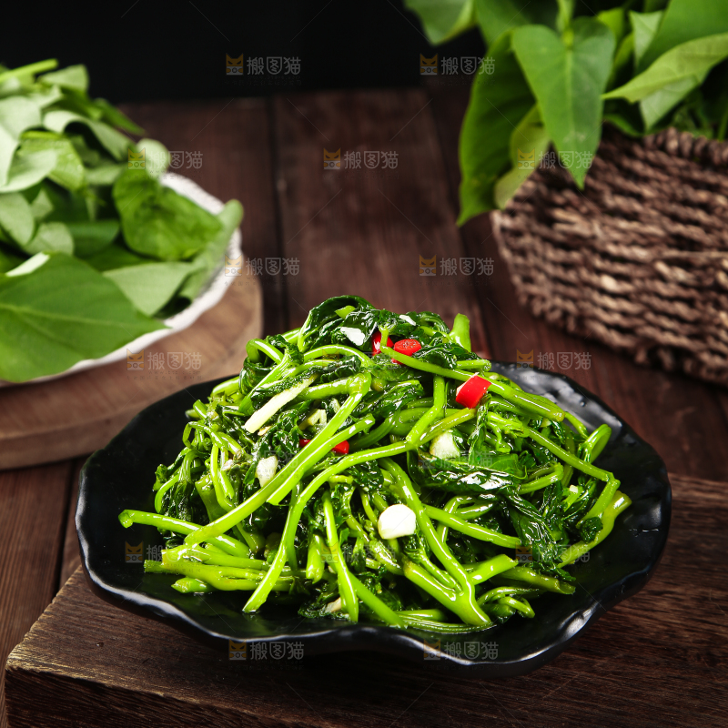 木底上摆放着一盘清炒红薯叶