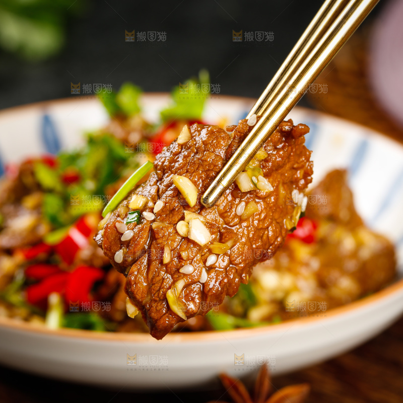筷子上夹着牛肉