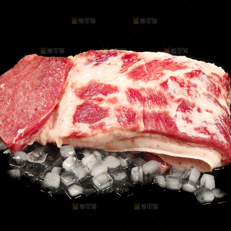 黑底上的冷冻猪肉