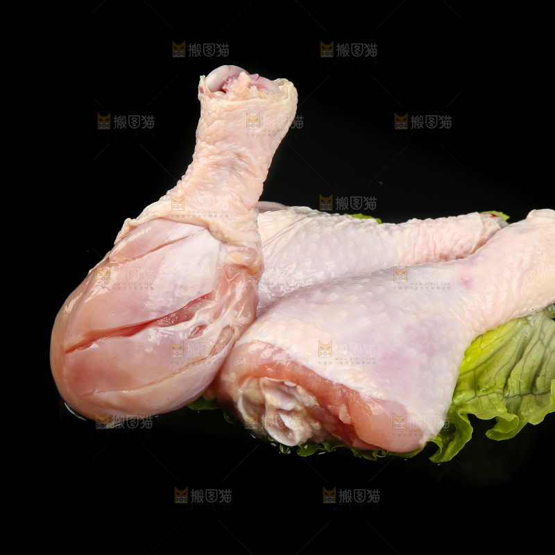 鸡腿肉放着黑底上