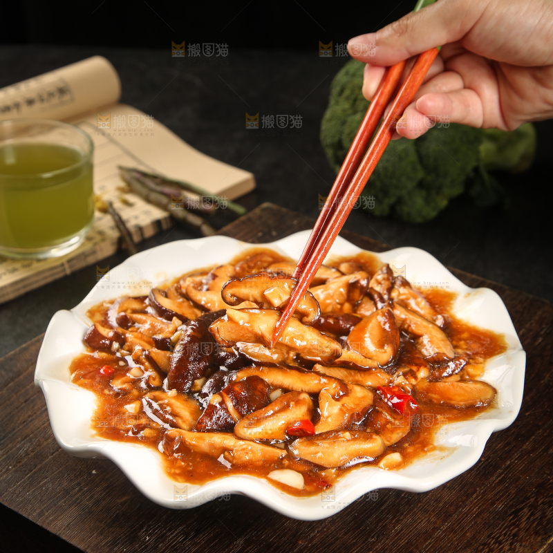 筷子上夹着炒香菇