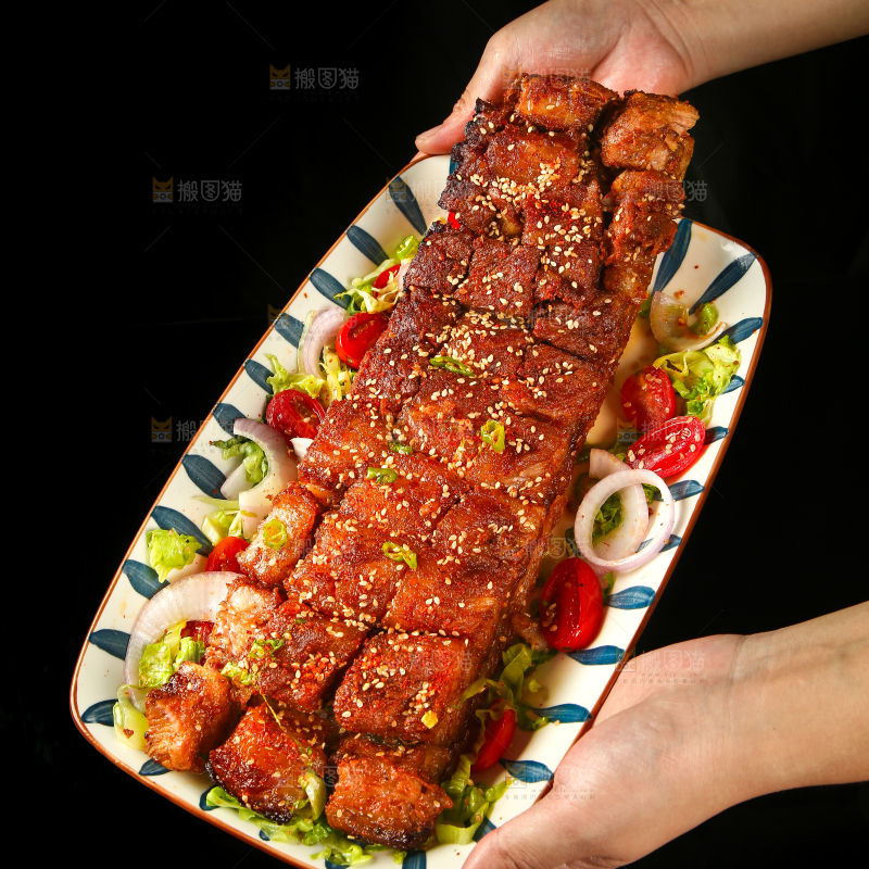手里端着一盘脆皮五花肉