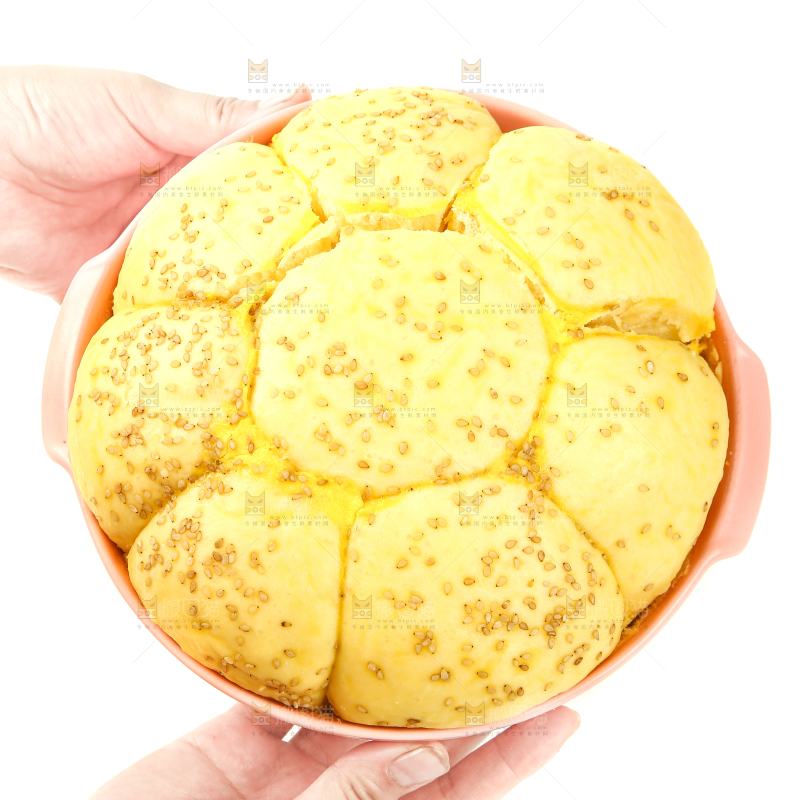 手里端着黄金面包