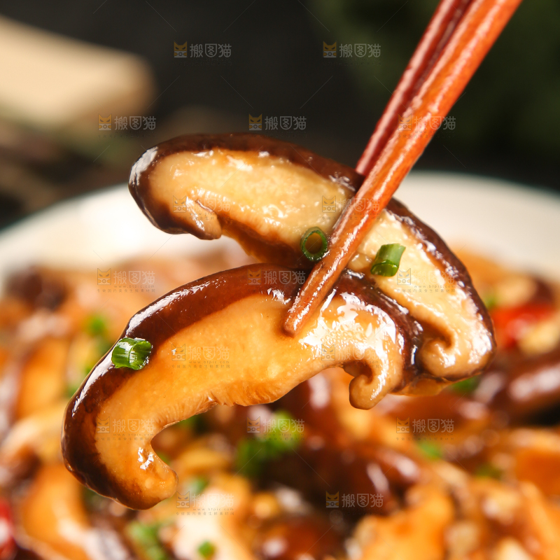 筷子上夹着香菇