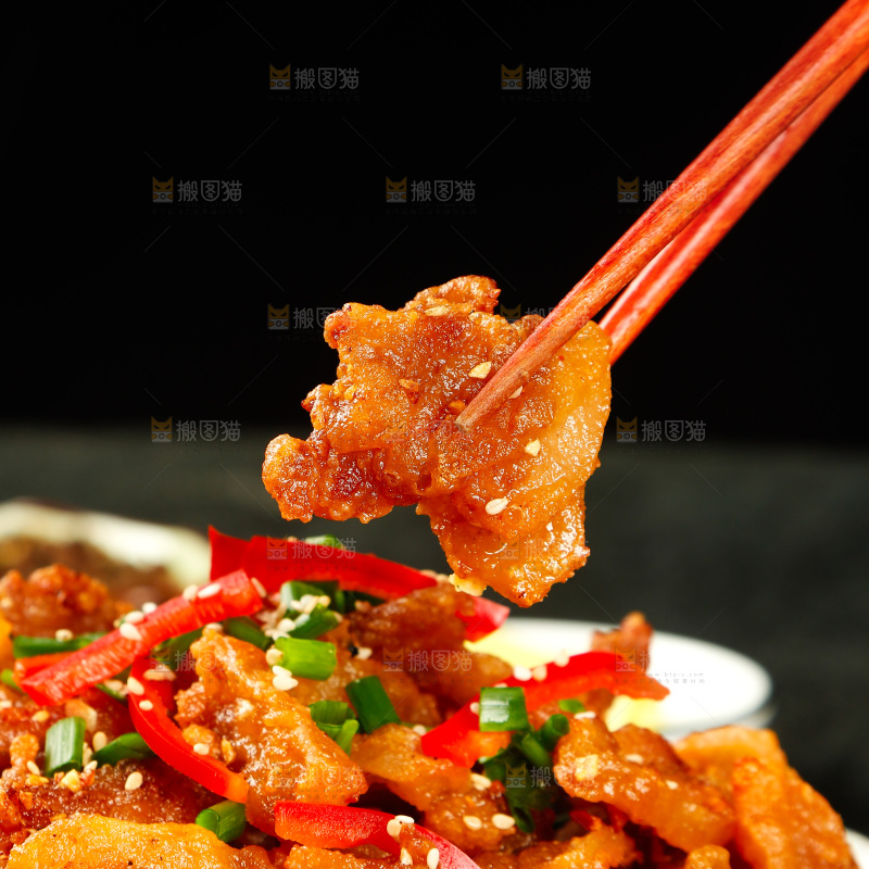 筷子上夹着酥肉