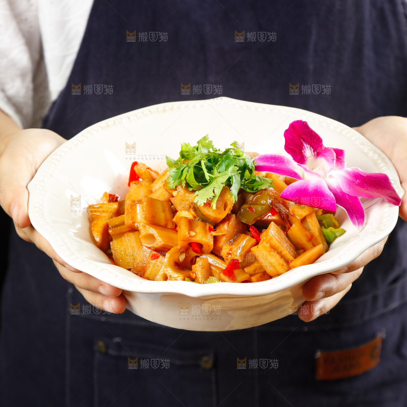手里端着一盘香辣藕丁