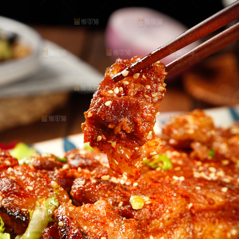 筷子上夹着烤肉
