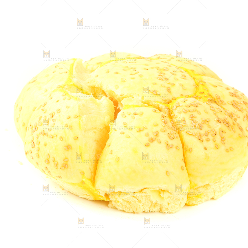 黄金芝麻面包摆放在白底上