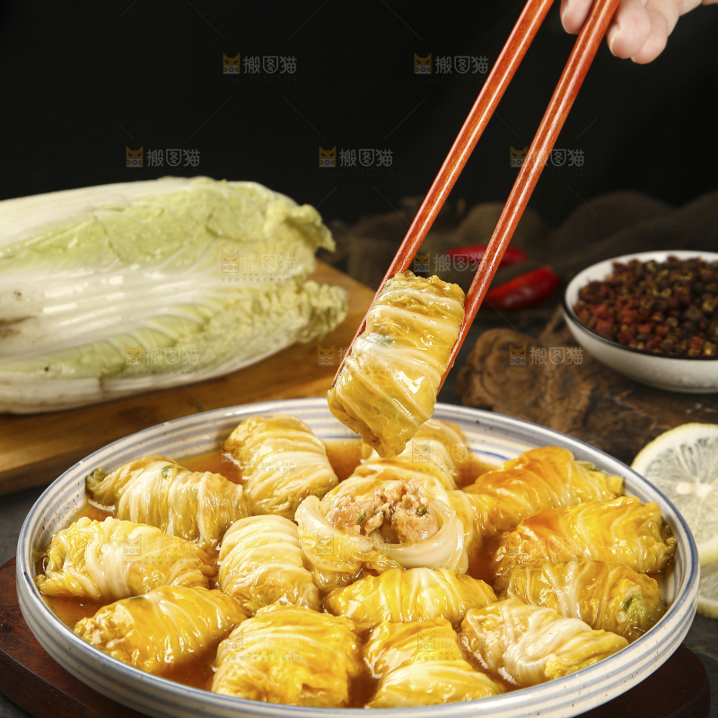 筷子上夹着娃娃菜卷肉