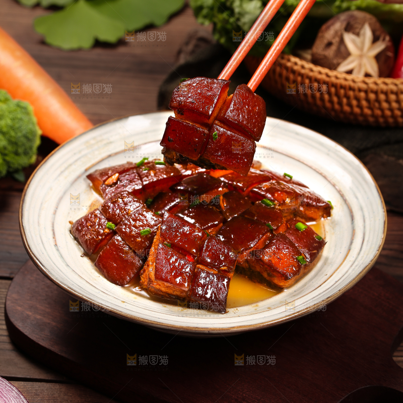 筷子上夹着红烧肉
