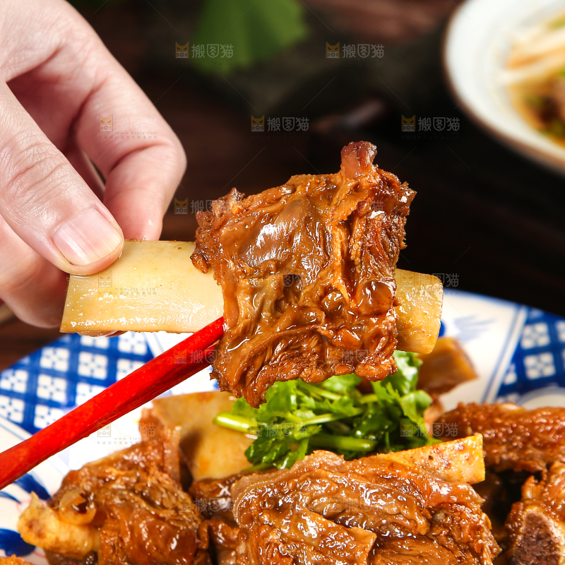筷子上夹着红烧牛排骨