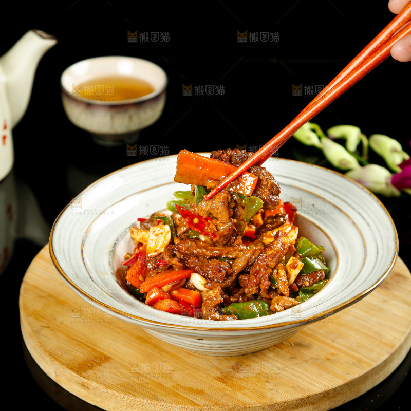 筷子上夹着炒牛肉