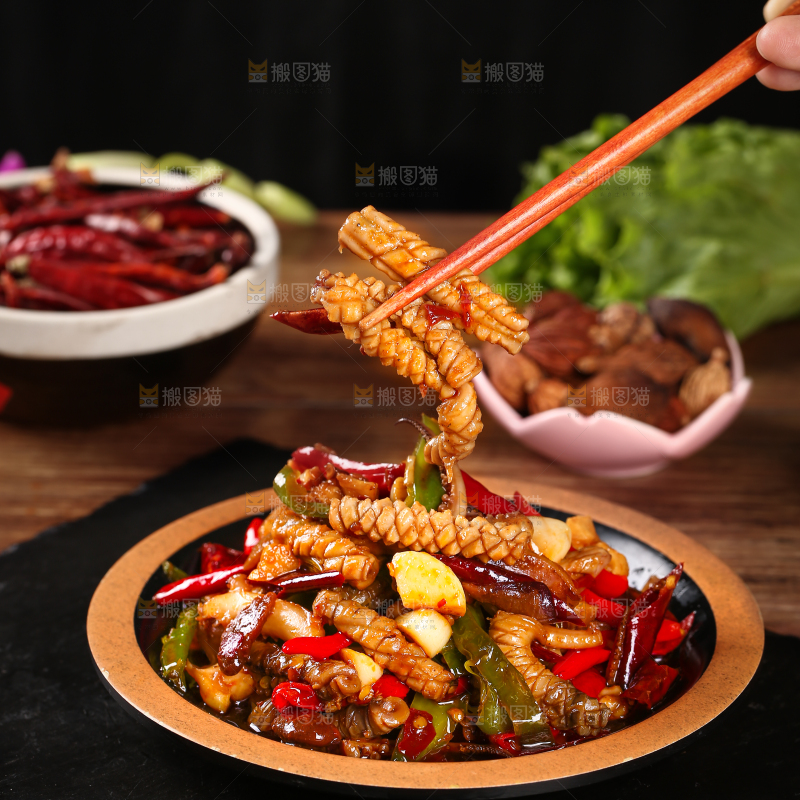 筷子上夹着辣椒炒鱿鱼