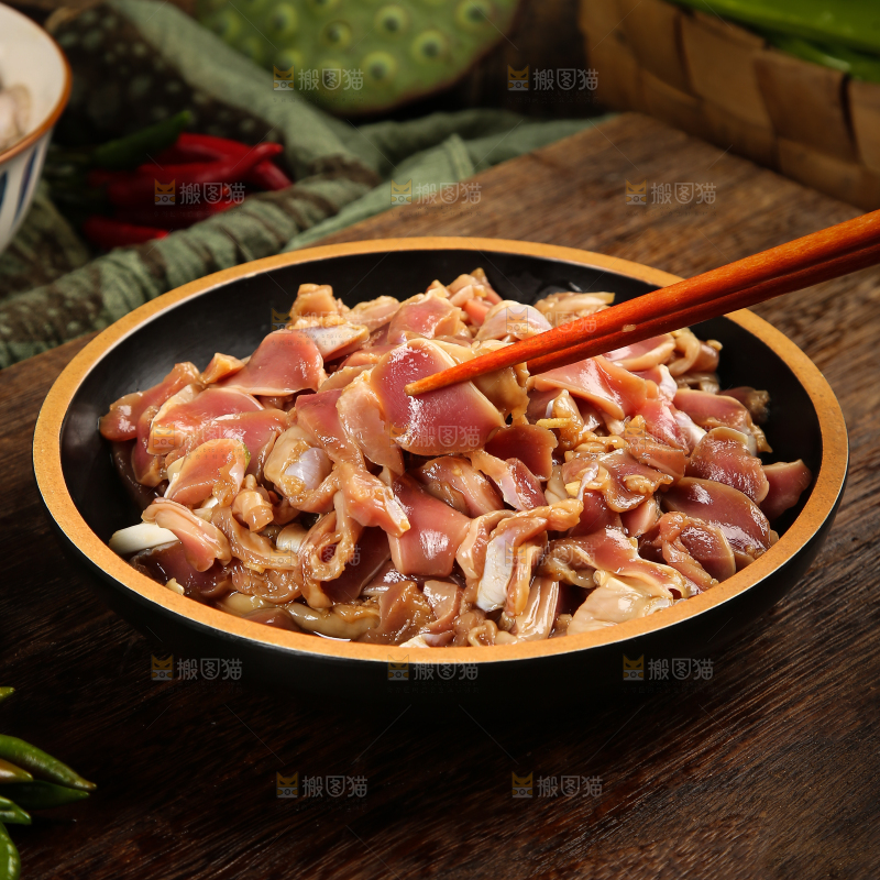 碗里腌制的鸡胗