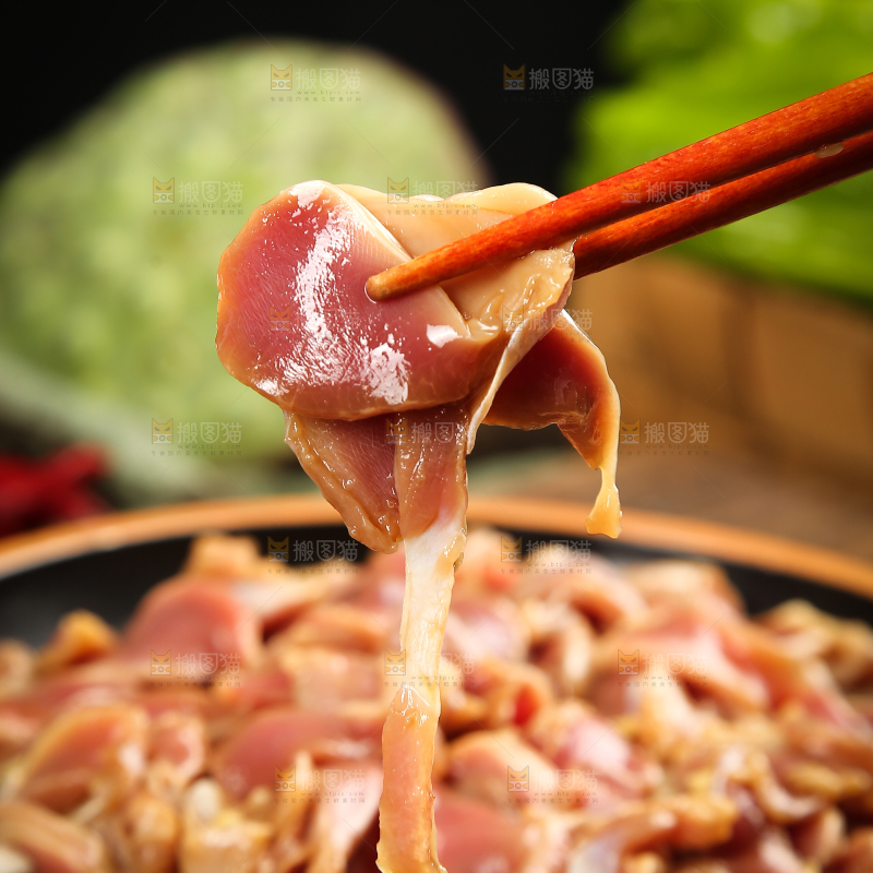 筷子夹着腌制的鸡胗