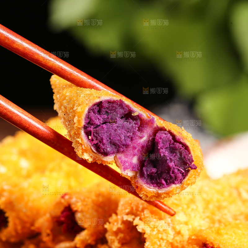 筷子上夹着紫薯卷