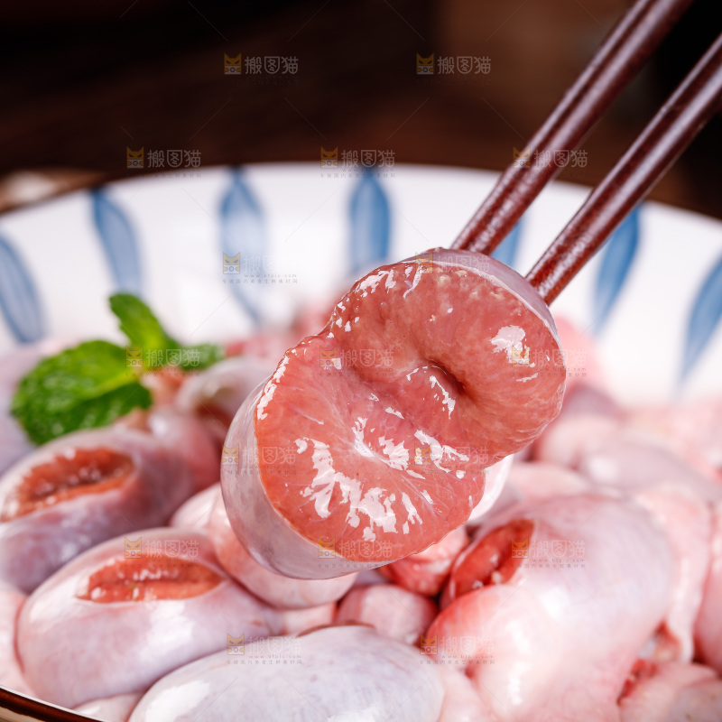 筷子上夹着小猪蛋