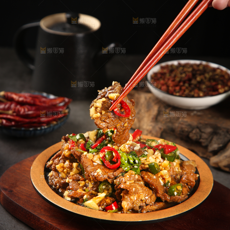 筷子上夹着牛肉