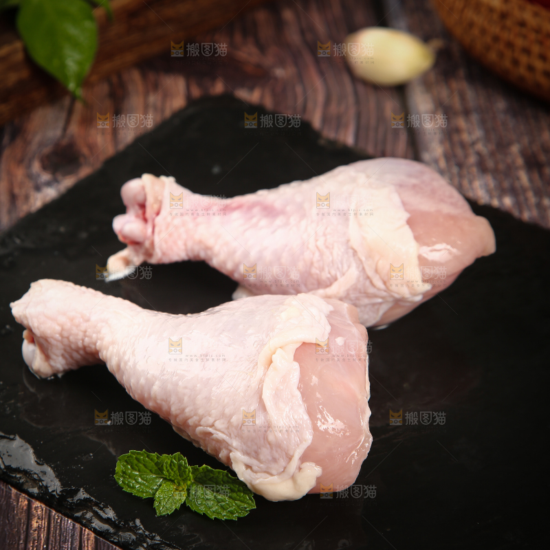 黑石底上放着新鲜鸡腿