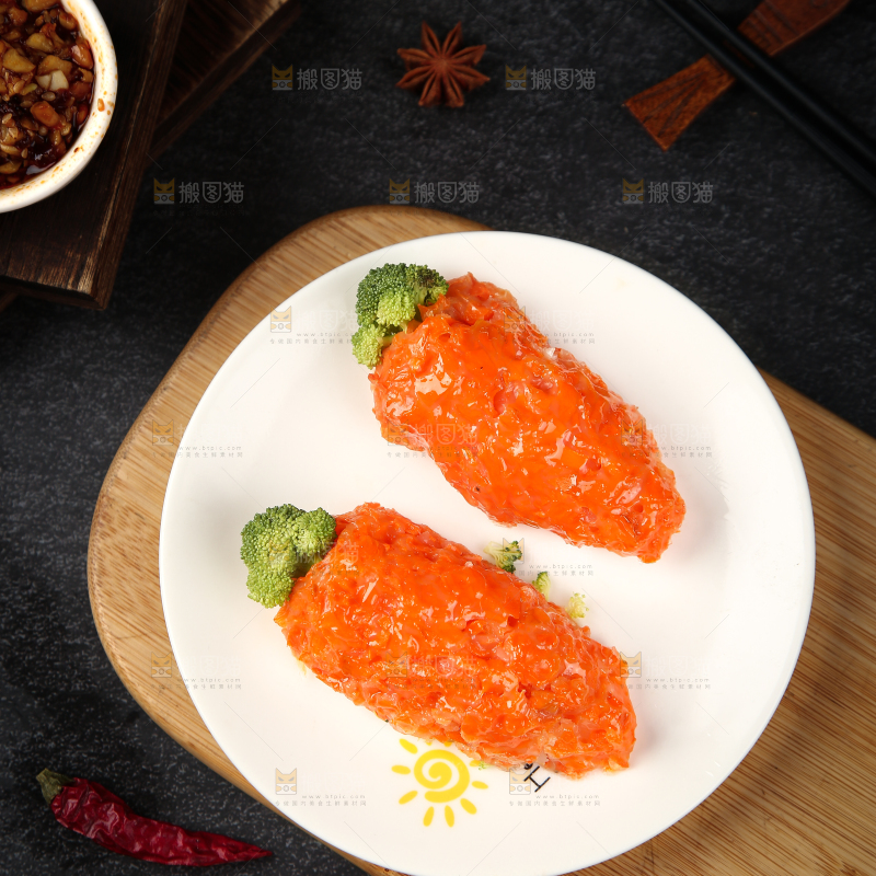 盘子里的胡萝卜水晶糕