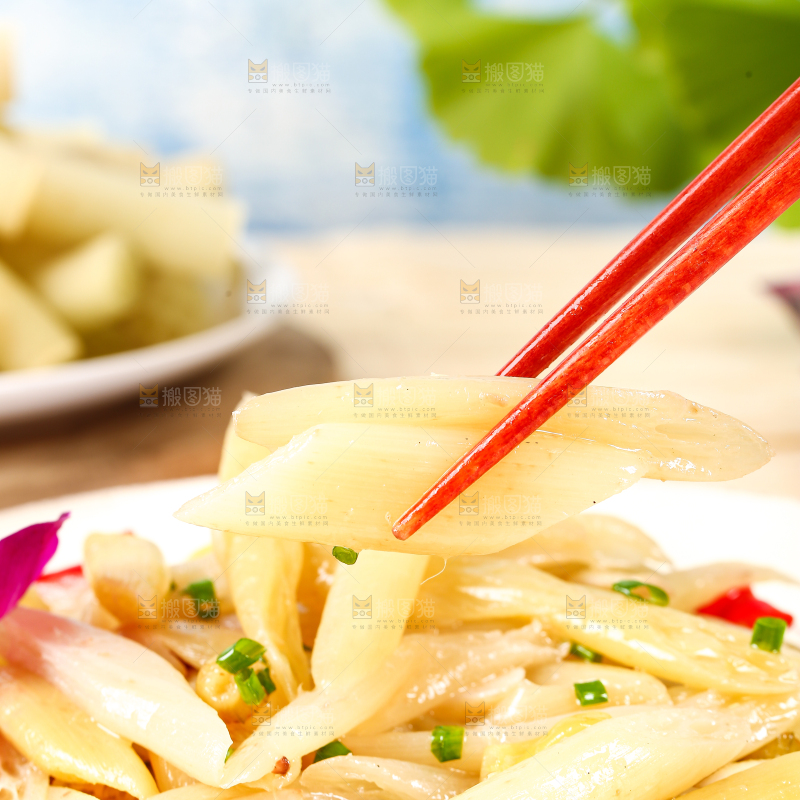 筷子上夹着酸辣藕带