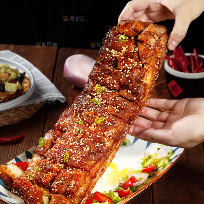 手里拿着脆皮烤肉