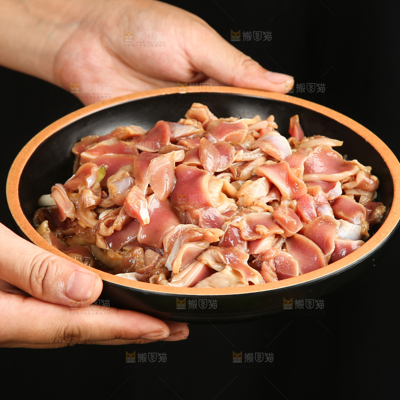 碗里腌制的鸡胗