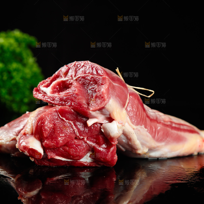黑底上放着新鲜牛腱子肉