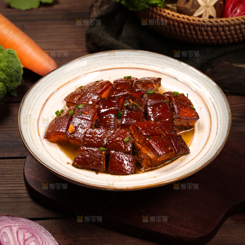 木底上一盘东坡肉