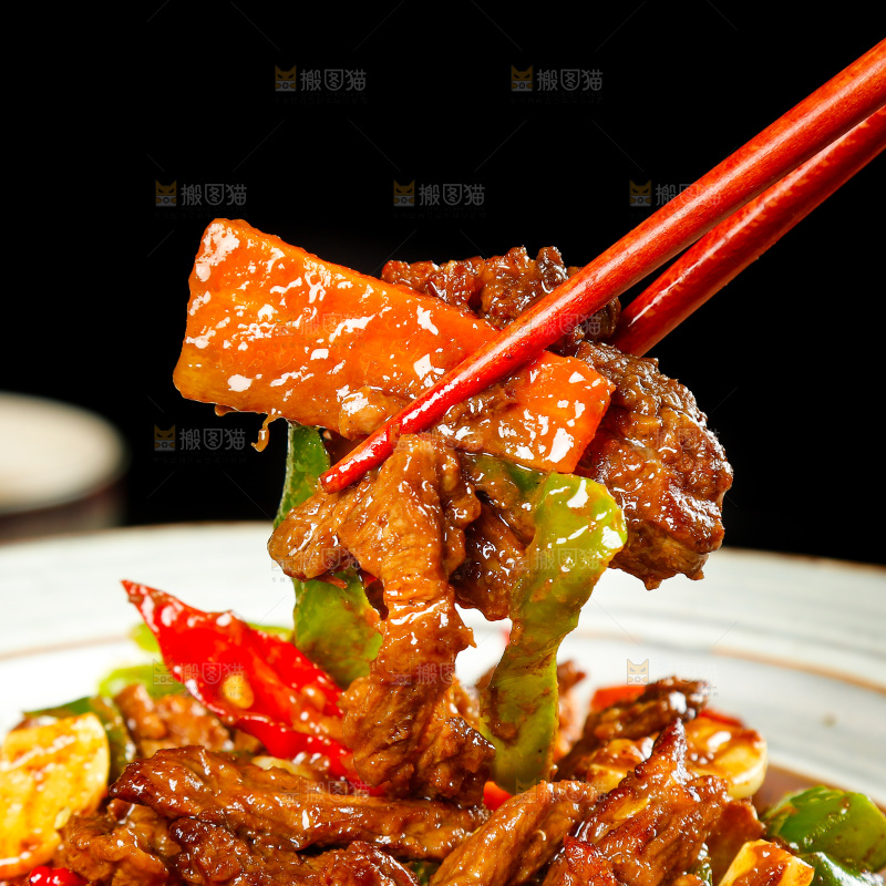 筷子上夹着炒牛肉