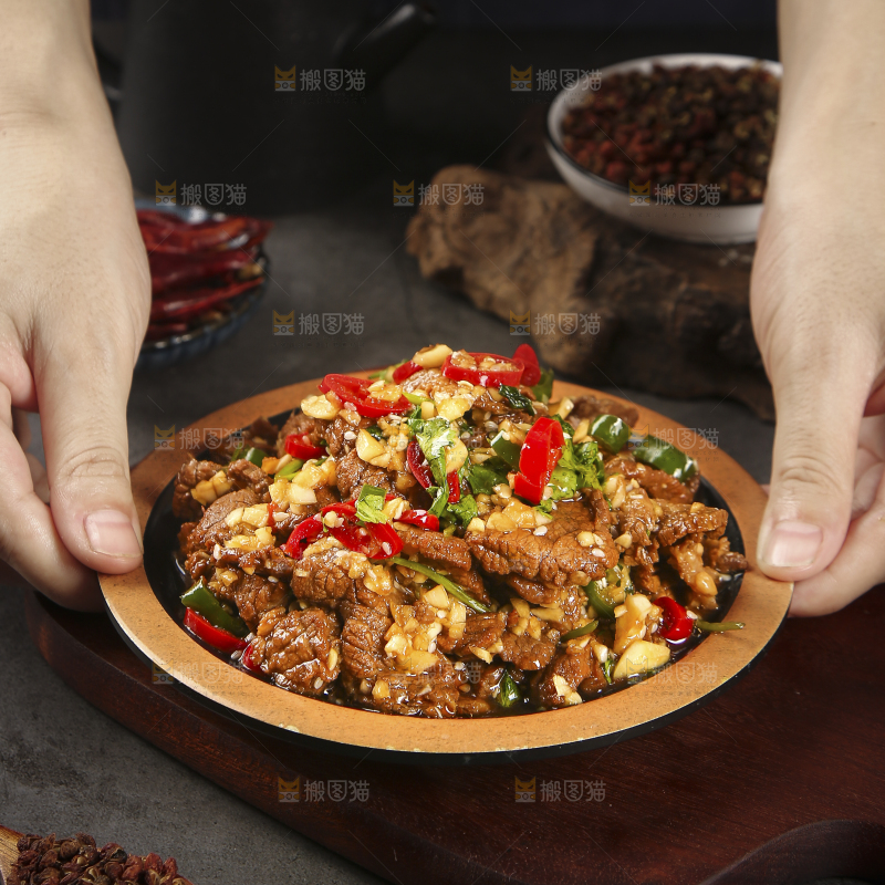 手里端着一盘凉拌酱牛肉